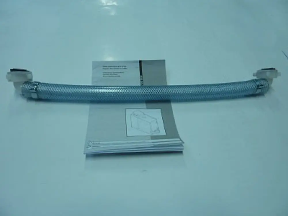 Schlauch aus PVC in metallischer Umhüllung für gasförmige Anwendungen, abgelegt auf einem Stapel von Betriebsanleitungen der Marke Remeha.